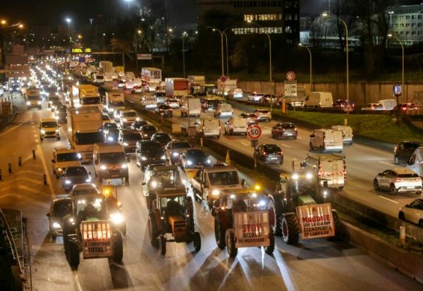 Opération escargot des agriculteurs de la Confédération paysanne sur le périphérique parisien le 9 janvier 2026 
