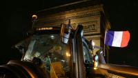 Un tracteur arborant le drapeau français est garé devant l'Arc de Triomphe lors d'une manifestation d'agriculteurs, le 8 janvier 2026 à Paris
