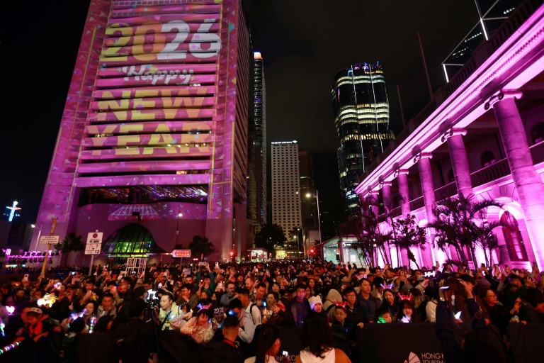 Des personnes assistent à des spectacles en direct et à un spectacle de lumières lors des célébrations du Nouvel An à Hong Kong, le 1er janvier 2026