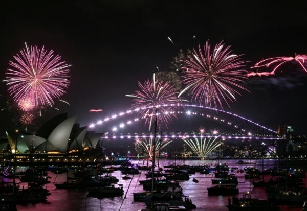 Le « feu d'artifice familial » illumine l'Opéra et le pont du port de Sydney trois heures avant le spectacle principal, à minuit à Sydney, le soir du Nouvel An, le 31 décembre 2025

