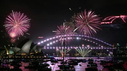 Le « feu d'artifice familial » illumine l'Opéra et le pont du port de Sydney trois heures avant le spectacle principal, à minuit à Sydney, le soir du Nouvel An, le 31 décembre 2025
