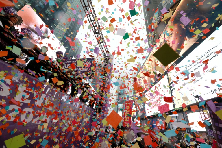 Pluie de confettis à Times Square, à New York, lors des préparatifs du Nouvel An, le 29 décembre 2025