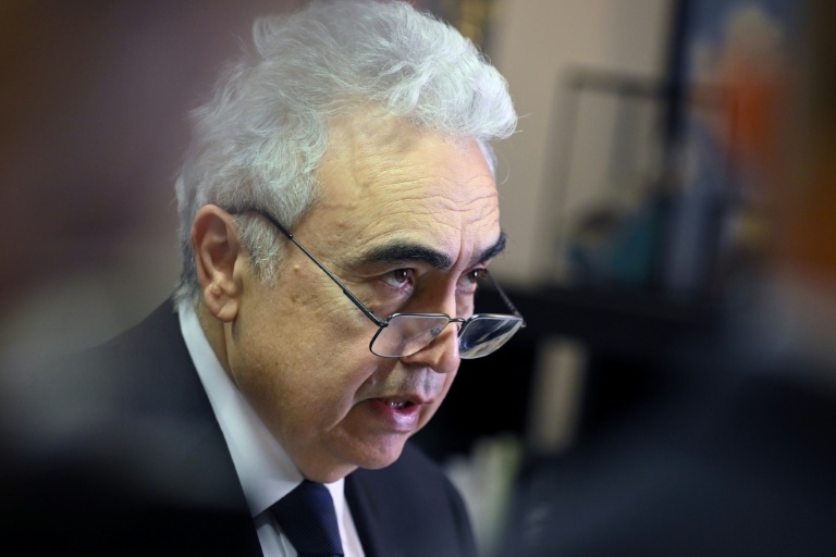 Fatih Birol, directeur de l'Agence internationale de l'énergie (AIE), lors d'une conférence de presse à Bruxelles le 6 mars 2026