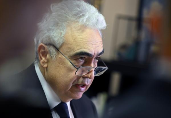 Fatih Birol, directeur de l'Agence internationale de l'énergie (AIE), lors d'une conférence de presse à Bruxelles le 6 mars 2026