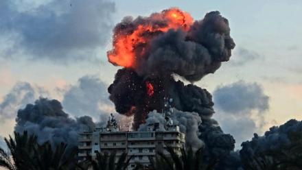 Une boule de feu au-dessus d'un bâtiment après une frappe aérienne israélienne à Tyr, dans le sud du Liban, le 28 mai 2026 

