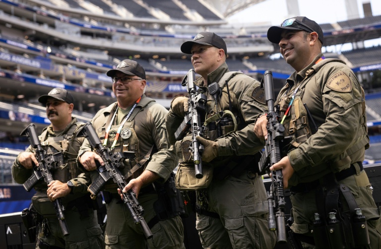 Des policiers d'une unité SWAT déployés dans le stade de Los Angeles avant le match entre l'Iran et la Nouvelle-Zélande, lors du Mondial, le 15 juin 2026