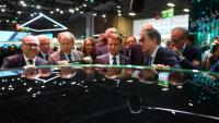 Emmanuel Macron, entouré de Luc Chatel, président de la Plateforme automobile (à gauche), et de François Provost, directeur général du groupe Renault, au Mondial de l’Auto à Paris, le 12 octobre 2026