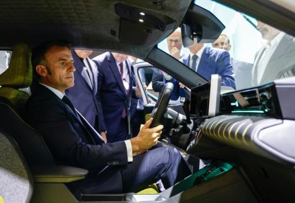 Le président Emmanuel Macron au Mondial de l'Auto, le 14 octobre 2024 à Paris