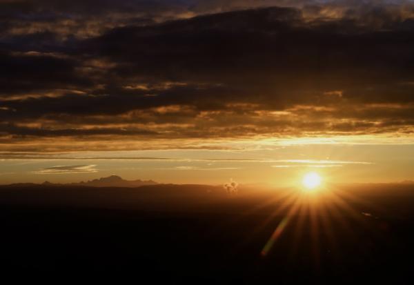 Le mont Blanc apparaît au-dessus des nuages au lever du soleil le 13 octobre 2026

