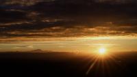 Le mont Blanc apparaît au-dessus des nuages au lever du soleil le 13 octobre 2026
