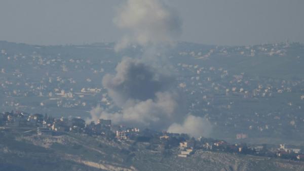 De la fumée s'élève à Deir Seryan, dans le sud du Liban, après une frappe israélienne le 2 mars 2026 