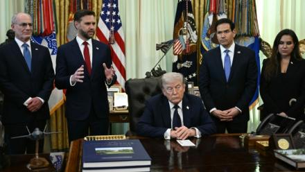 (g-d) L'ambassadeur d'Israël Yechiel Leiter, le vice-président américain JD Vance, le président  américain Donald Trump, le secrétaire d'Etat Marco Rubio et l'ambassadrice du Liban Nada Hamadeh Moawad, le 23 avril 2026 à la Maison-Blanche, à Washington