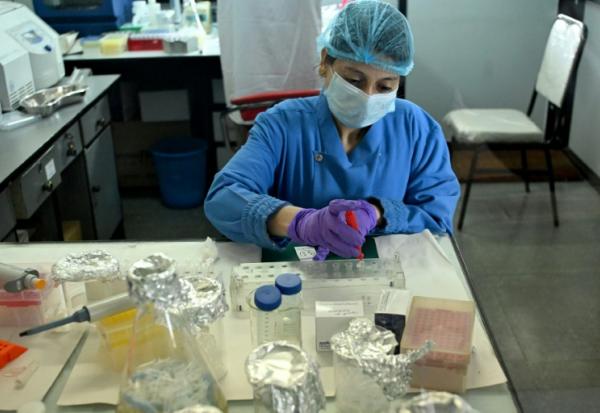 Un scientifique réalise un test ADN au Laboratoire national de médecine légale à Lalitpur, près de Katmandou, au Népal, le 19 septembre 2026
