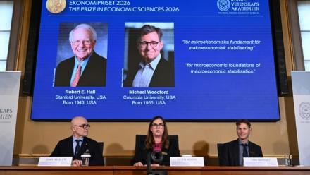Annonce par le comité Nobel, du prix Nobel d'économie décerné au duo d'Américains Michael Woodford et Robert Hall pour des modèles visant à stabiliser les fluctuations économiques, à Stockholm le 12 octobre 2026