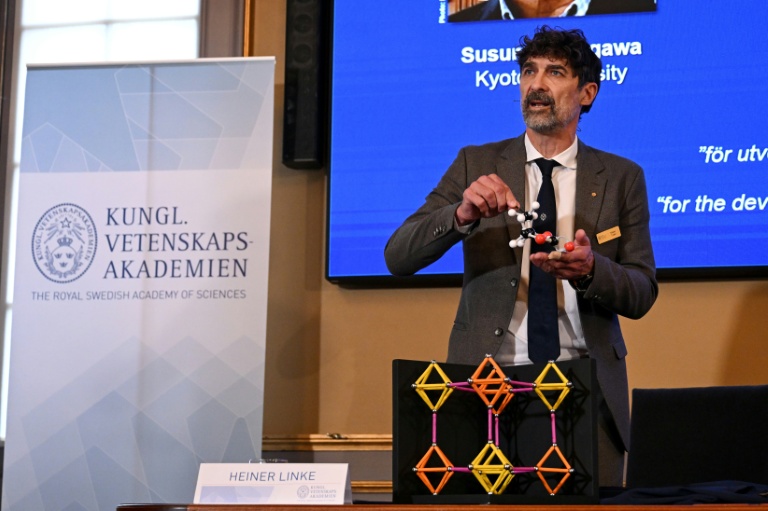 Heiner Linke, président du comité Nobel de chimie, explique un modèle lors d'une conférence de presse sur les lauréats du prix Nobel de chimie 2025 à l'Académie royale des sciences de Suède, le 8 octobre 2025 à Stockholm