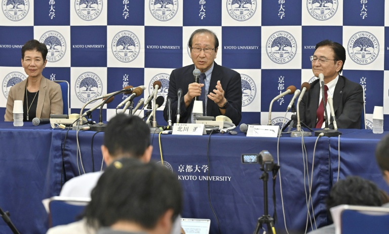 Susumu Kitagawa (c), co-lauréat du prix Nobel de chimie 2025, lors d'une conférence de presse à Kyoto, le 8 octobre 2025 au Japon