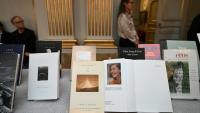 Des exemplaires des ouvrages de l'auteure canadienne Anne Carson sont exposés à l'Académie suédoise de Stockholm, le 8 octobre 2026