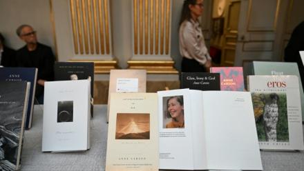 Des exemplaires des ouvrages de l'auteure canadienne Anne Carson sont exposés à l'Académie suédoise de Stockholm, le 8 octobre 2026