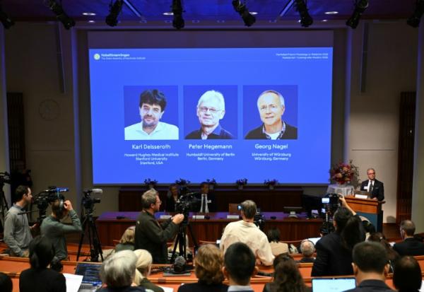 Le trio vainqueur du prix Nobel de médecine, à Stockholm, le 5 octobre 2026