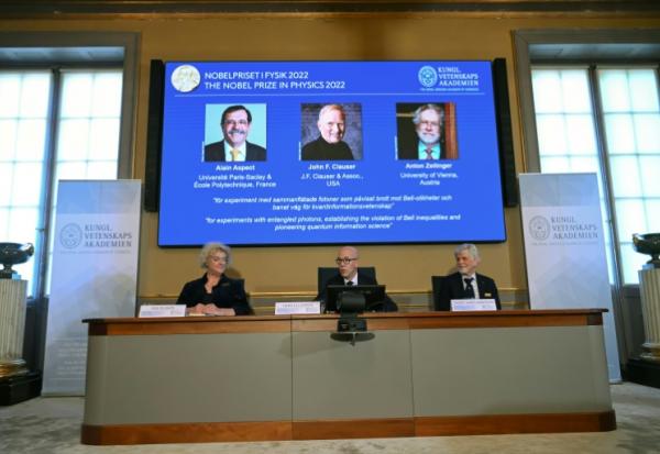 Des membres du jury Nobel annoncent l'octroi du prix Nobel de physique au Français Alain Aspect, à l'Américain John Clauser et à l'Autrichien Anton Zeilinger, trois pionniers des mécanismes révolutionnaires de la physique quantique, le 4 octobre 2022 à Stockholm