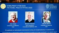 (g-d) Les portraits des Lauréats du prix Nobel de Physique 2025, le physicien britannique John Clarke, le physicien français Michel H. Devoret et le physicien américain John M. Martinis affichés sur un écran lors d'une conférence de presse à l'Académie royale des sciences de Suède, le 7 octobre 2025 à Stockholm