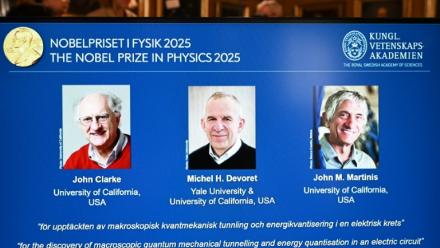(g-d) Les portraits des Lauréats du prix Nobel de Physique 2025, le physicien britannique John Clarke, le physicien français Michel H. Devoret et le physicien américain John M. Martinis affichés sur un écran lors d'une conférence de presse à l'Académie royale des sciences de Suède, le 7 octobre 2025 à Stockholm