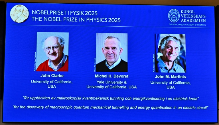 Les portraits des lauréats du prix Nobel de Physique 2025 (g-d) Le Britannique John Clarke, le Français Michel H Devoret et l'Américain John M Martinis affichés lors d'une conférence de presse à l'Académie royale des sciences de Suède, le 7 octobre 2025 à Stockholm