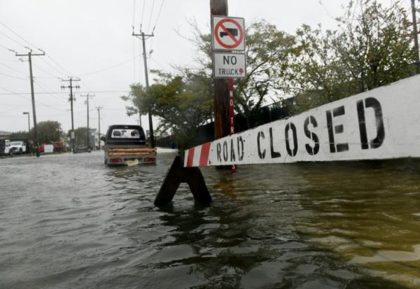 Un signe indique la fermeture d'une route inondée dans le New Jersey, à Ocean City, le 27 septembre 2026