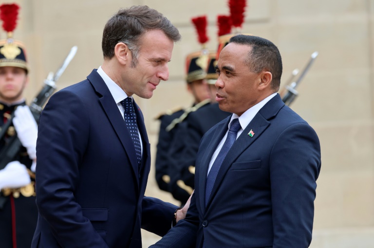 Le président français Emmanuel Macron accueille à l'Elysée le nouveau dirigeant malgache Michaël Randrianirina, à Paris le 24 février 2026