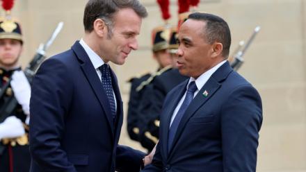 Le président français Emmanuel Macron accueille à l'Elysée le nouveau dirigeant malgache Michaël Randrianirina, à Paris le 24 février 2026