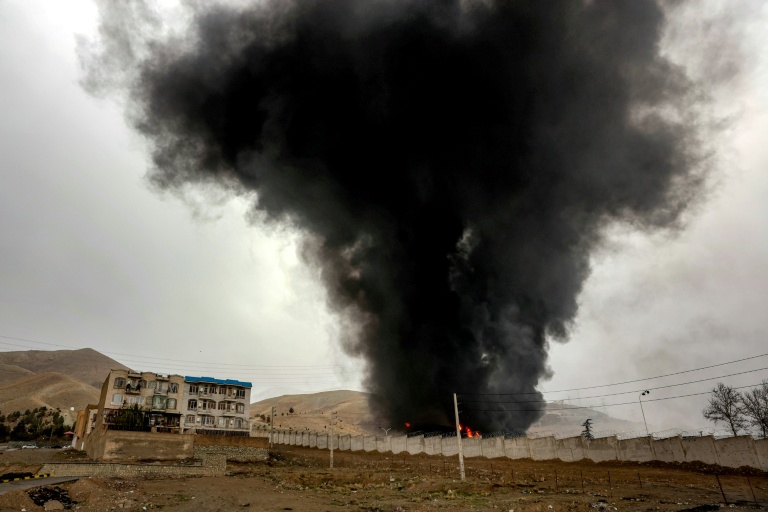 Une colonne de fumée s'élève après des frappes qui ont visé la raffinerie de pétrole de Shahran, au nord-ouest de Téhéran, le 8 mars 2026 