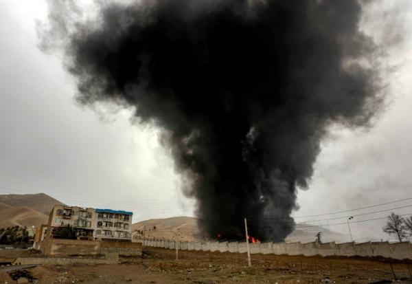 Une colonne de fumée s'élève après des frappes qui ont visé la raffinerie de pétrole de Shahran, au nord-ouest de Téhéran, le 8 mars 2026 