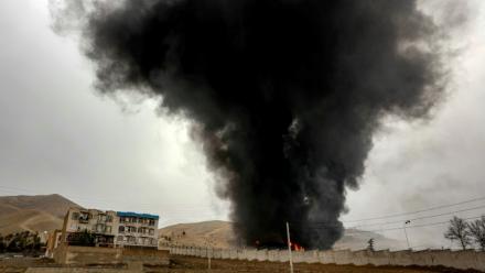 Une colonne de fumée s'élève après des frappes qui ont visé la raffinerie de pétrole de Shahran, au nord-ouest de Téhéran, le 8 mars 2026 