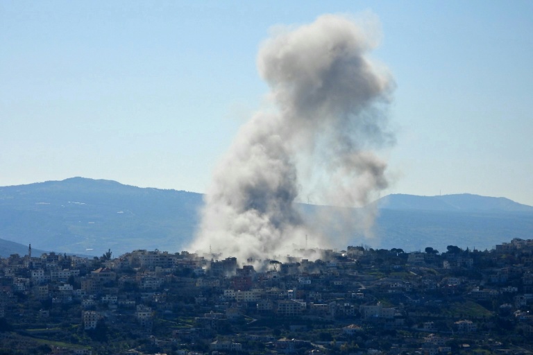 Une colonne de fumée s'élève après une frappe aérienne israélienne à Khiam, dans le sud du Liban, le 8 mars 2026 