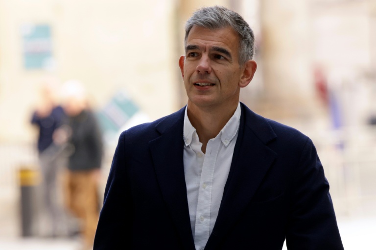 Le nouveau patron de la BBC Matt Brittin à son arrivée au siège du groupe à Londres le 18 mai 2026