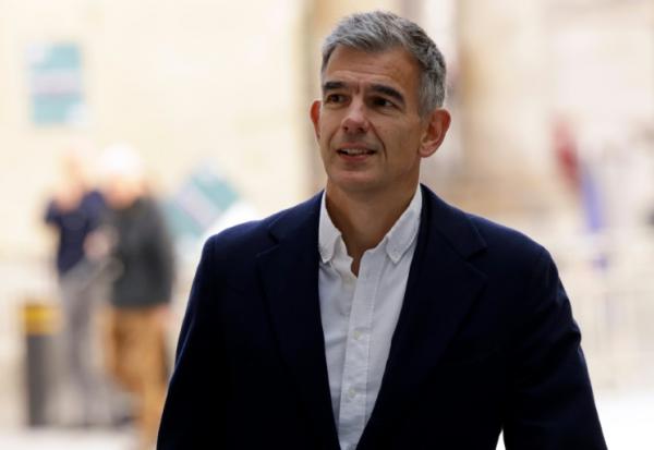 Le nouveau patron de la BBC Matt Brittin à son arrivée au siège du groupe à Londres le 18 mai 2026
