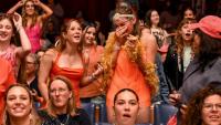 Des fans de Taylor Swift sont rassemblés à Melbourne (Australie) le 3 octobre 2025  pour écouter le dernier album de leur idole