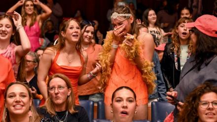 Des fans de Taylor Swift sont rassemblés à Melbourne (Australie) le 3 octobre 2025  pour écouter le dernier album de leur idole