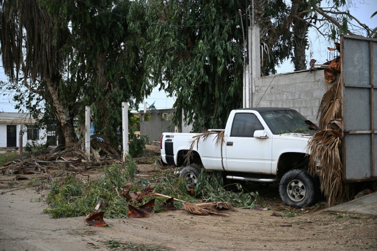 Une camionnette endommagée par le passage de l'ouragan Polo, à Puerto San Carlos au Mexique, le 29 septembre 2026