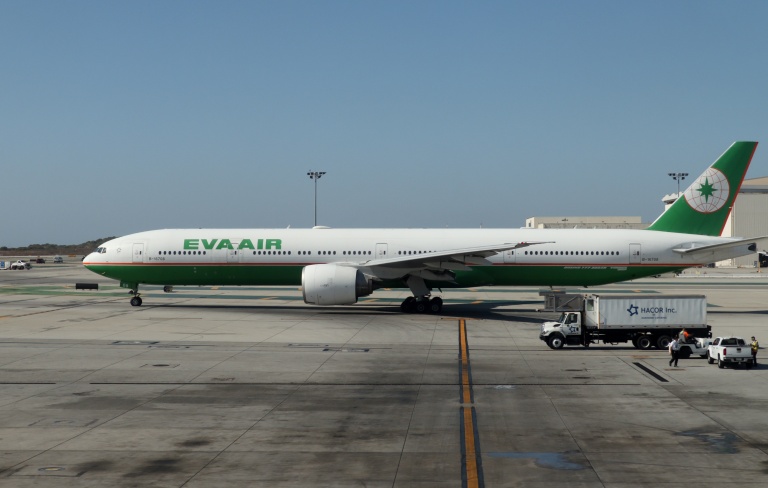 Un avion de la compagnie taïwanaise EVA Air sur le tarmac de l'aéroport international de Los Angeles, le 29 octobre 2019 en Californie