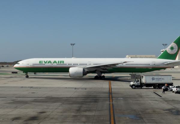 Un avion de la compagnie taïwanaise EVA Air sur le tarmac de l'aéroport international de Los Angeles, le 29 octobre 2019 en Californie