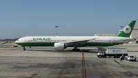 Un avion de la compagnie taïwanaise EVA Air sur le tarmac de l'aéroport international de Los Angeles, le 29 octobre 2019 en Californie