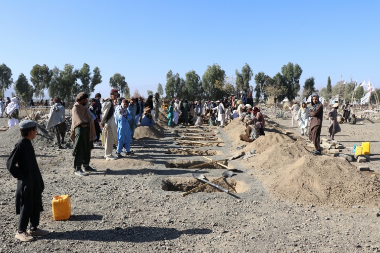 Des habitants creusent des tombes pour les victimes de frappes aériennes pakistanaises à Jige Mughalgai, le 25 novembre 2025, dans l'est de Afghanistan
