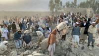 Des habitants d'un village afghan cherchent des victimes dans les décombres, dans la province de Nangarhar, après un bombardement pakistanais, le 22 février 2026