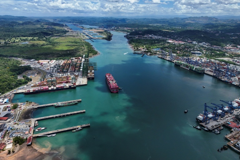 Vue aérienne d'un porte-conteneurs dans le canal de Panama à Panama City, le 21 avril 2026