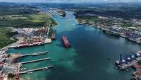 Vue aérienne d'un porte-conteneurs dans le canal de Panama à Panama City, le 21 avril 2026
