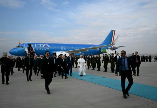 Le pape Léon XIV arrive à l'aéroport international Esenboga d'Ankara le 27 novembre 2025