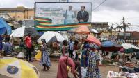Les portraits du pape Léon XIV (g) et du président camerounais Paul Biya (d) sur une affiche géante à Yaoundé, à la veille de la visite du pape, le 13 avril 2026 au Cameroun