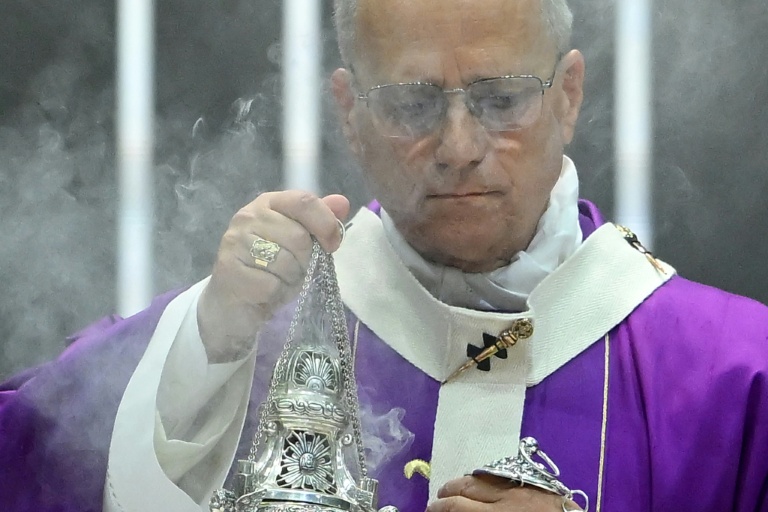 Le pape Léon XIV tient un encensoir lors d'une messe à la Volkswagen Arena dans le cadre de son voyage apostolique en Turquie et au Liban, à Istanbul, le 29 novembre 2025