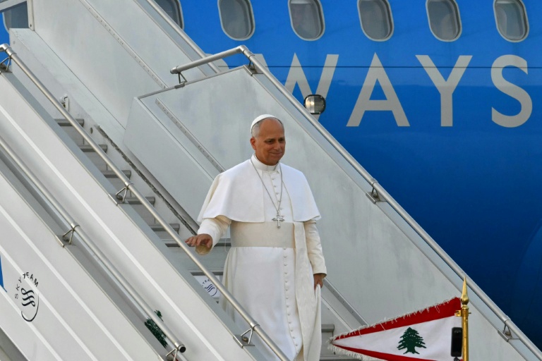 Le pape Léon XIV à son arrivée à l'aéroport internaiotnal de Beyrouth, le 30 novembre 2025 au Liban